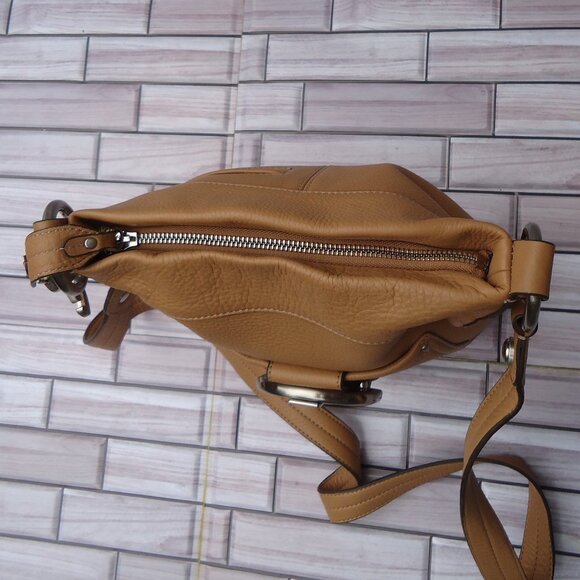 B. Makowsky designer pebble leather crossbody bag/ purse. - Picture 4 of 16